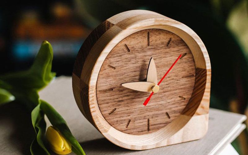 Đồng hồ gỗ nguyên khối để bàn