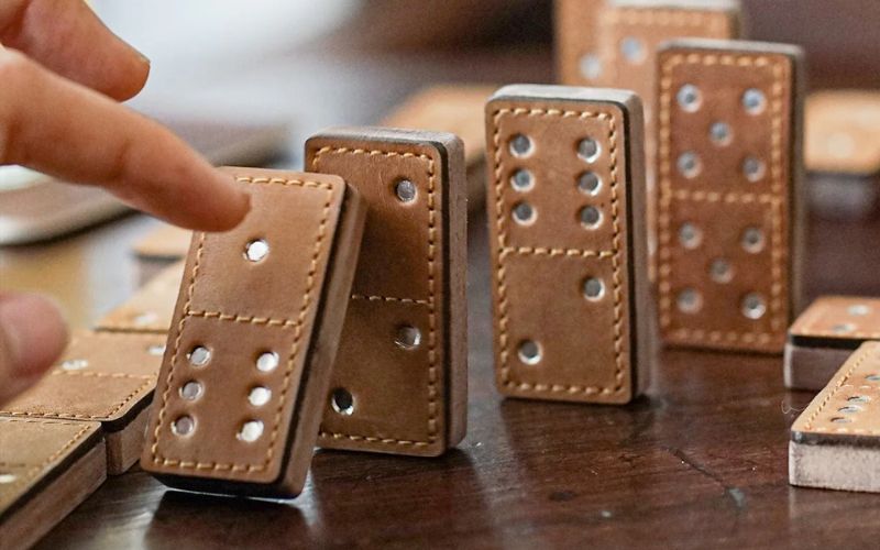 Bộ trò chơi mini bằng gỗ (như domino, cờ caro, tháp Jenga nhỏ)